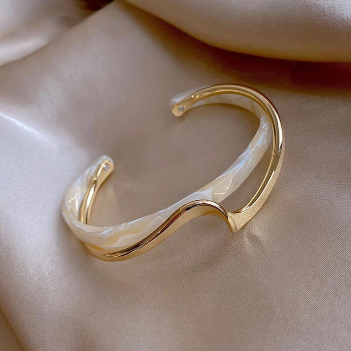 Bracelet en acier inoxydable et titane, plaqué or et zircons incrustés
