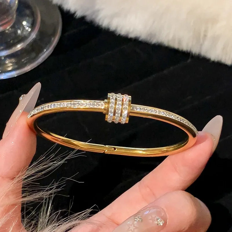 Bracelet en acier inoxydable et titane, plaqué or et zircons incrustés