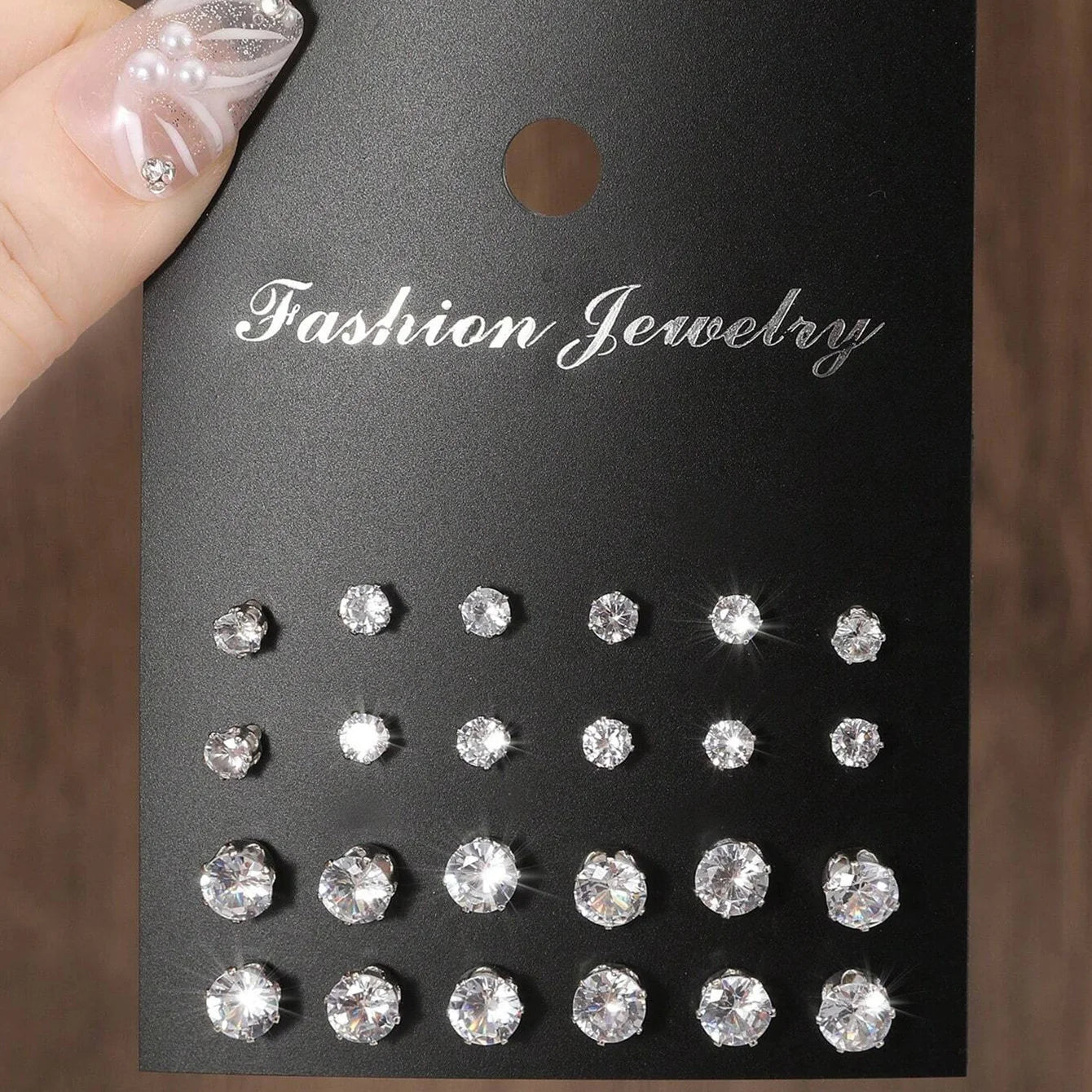 12 paires de boucles d'oreilles en zircone luxueuses
