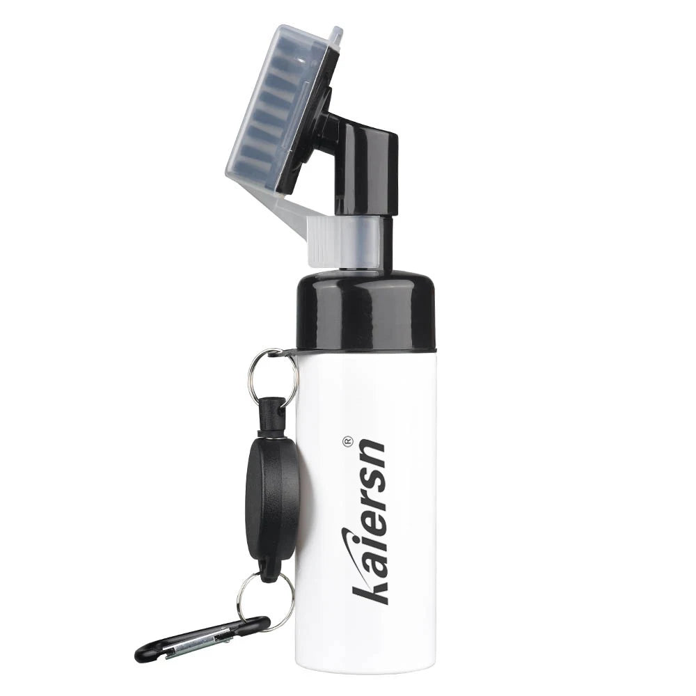 Brosse de nettoyage pour club de golf Kaiersn avec tube à rainures et réservoir étanche. Bouteille compressible pour un nettoyage facile.