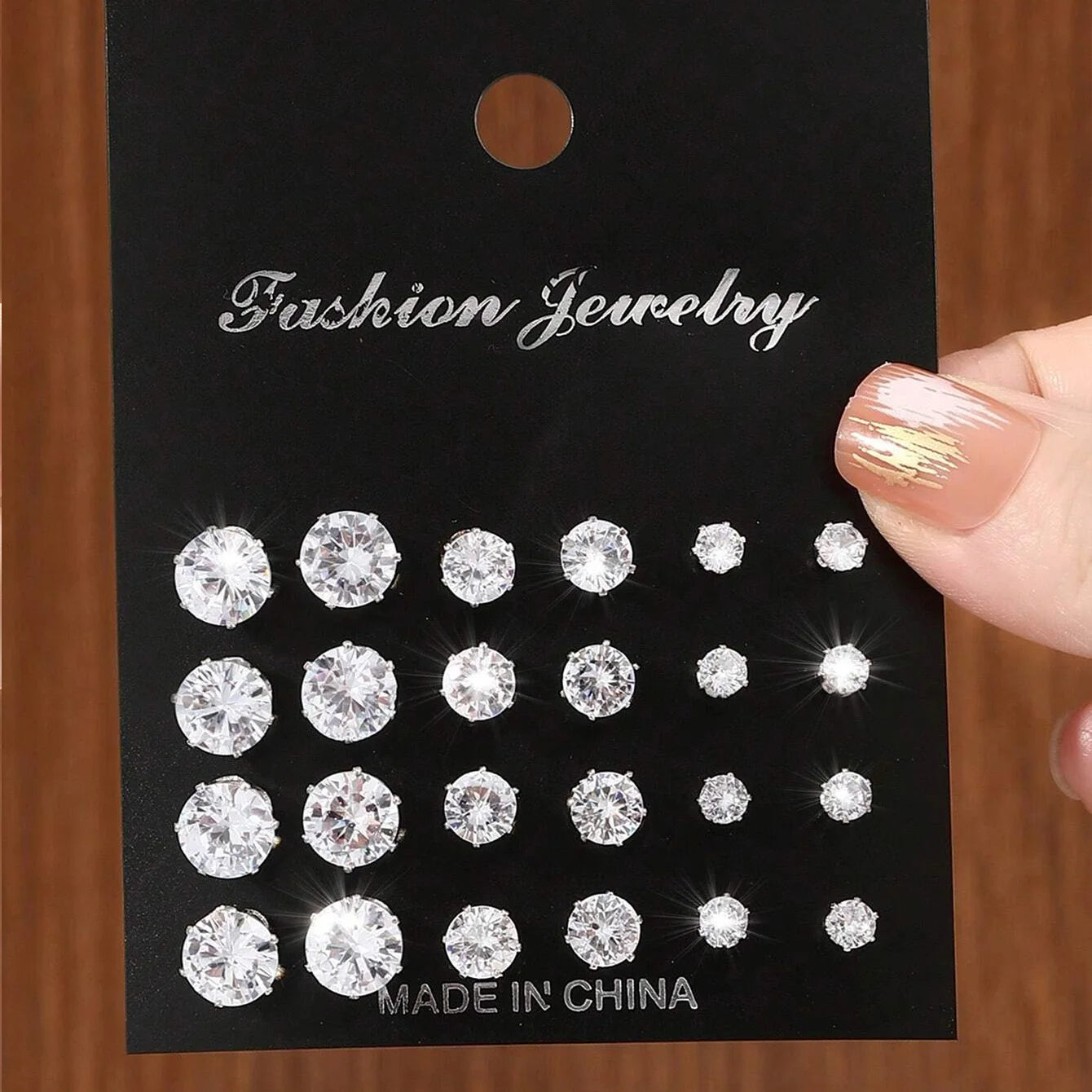 12 paires de boucles d'oreilles en zircone luxueuses