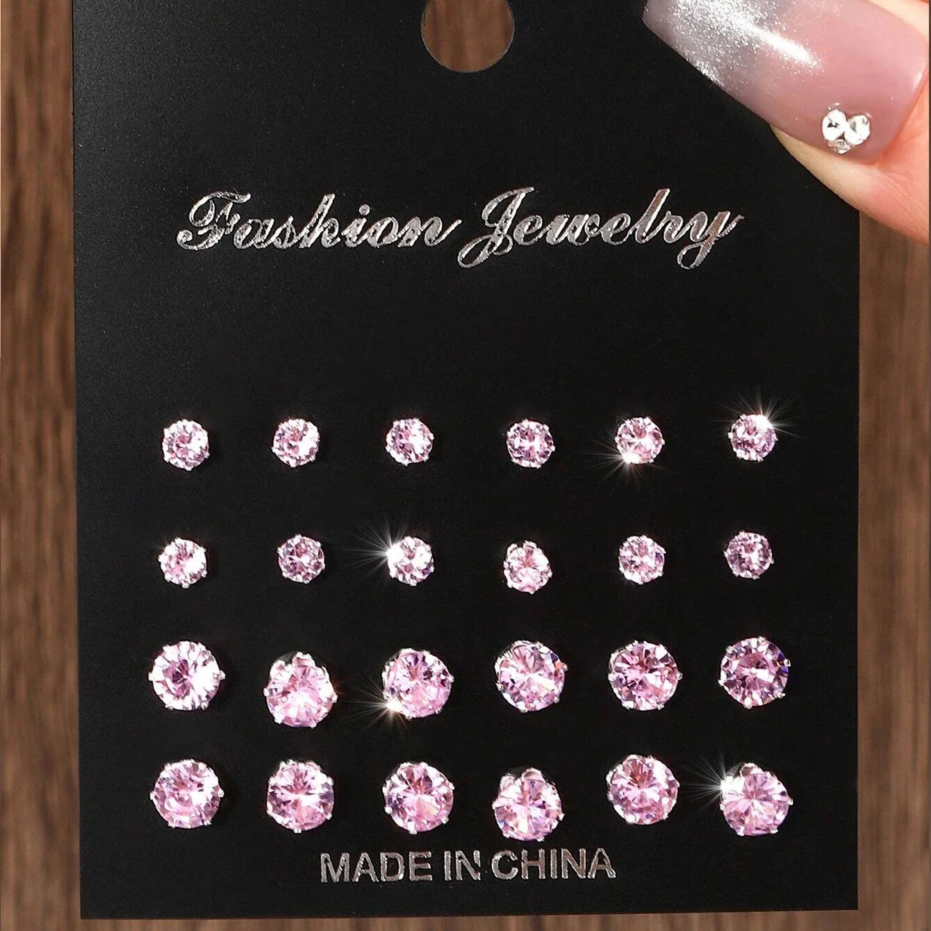 12 paires de boucles d'oreilles en zircone luxueuses