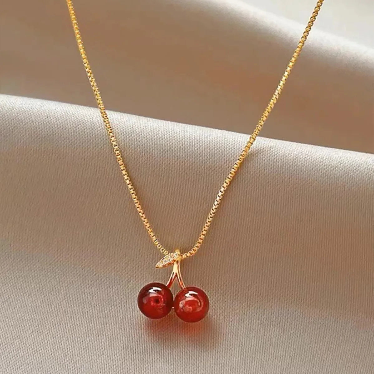 Colliers avec pendentif cerise rouge