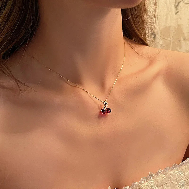 Colliers avec pendentif cerise rouge