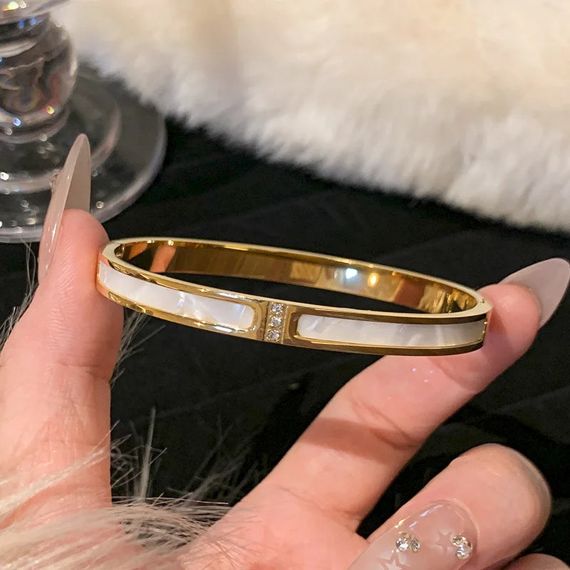 Bracelet en acier inoxydable et titane, plaqué or et zircons incrustés