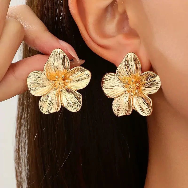 2025 New Fashion Classic Large-flower Electroplated Gold Women's Flower-Shaped Earrings, With a Retro Style, Suitable For Women'