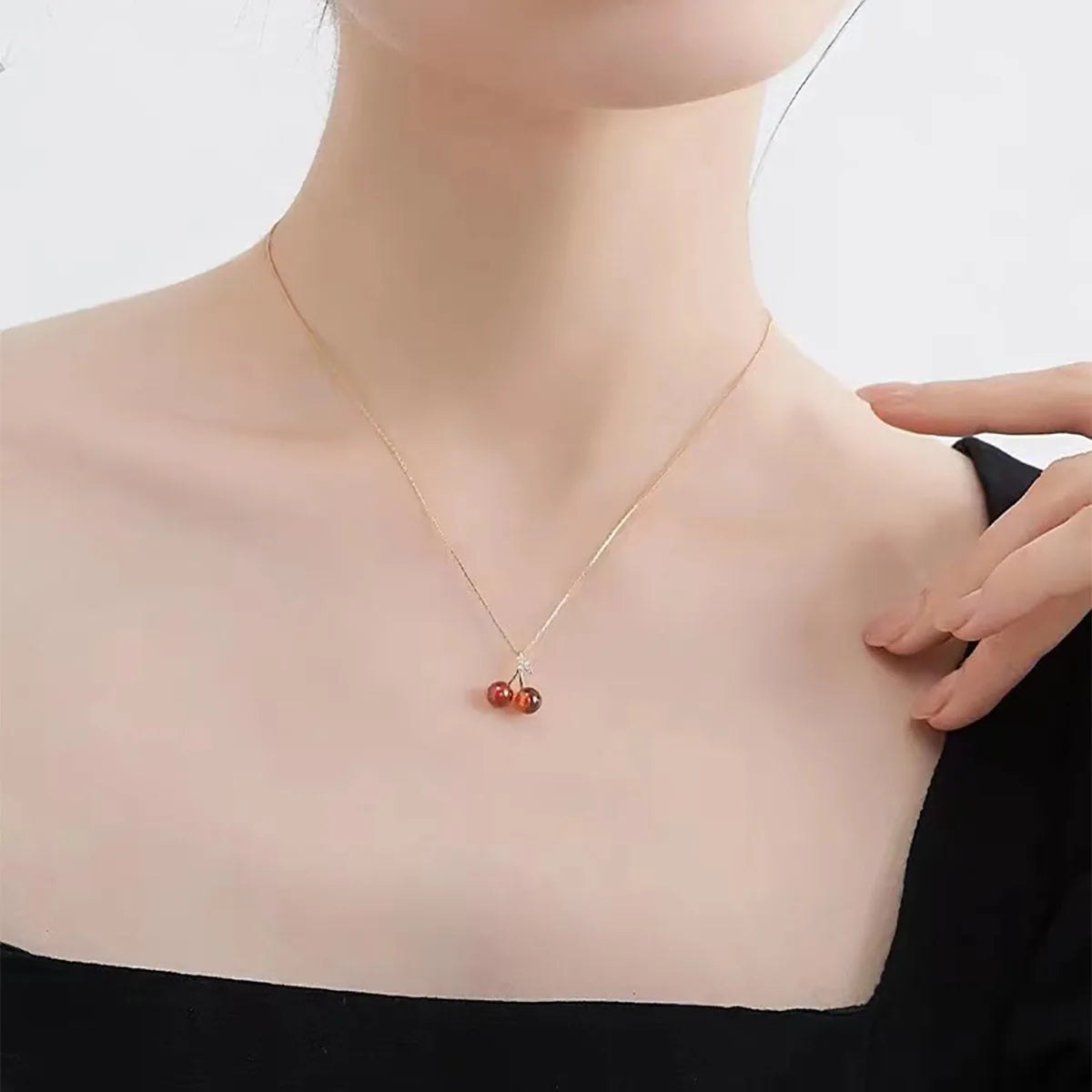 Colliers avec pendentif cerise rouge