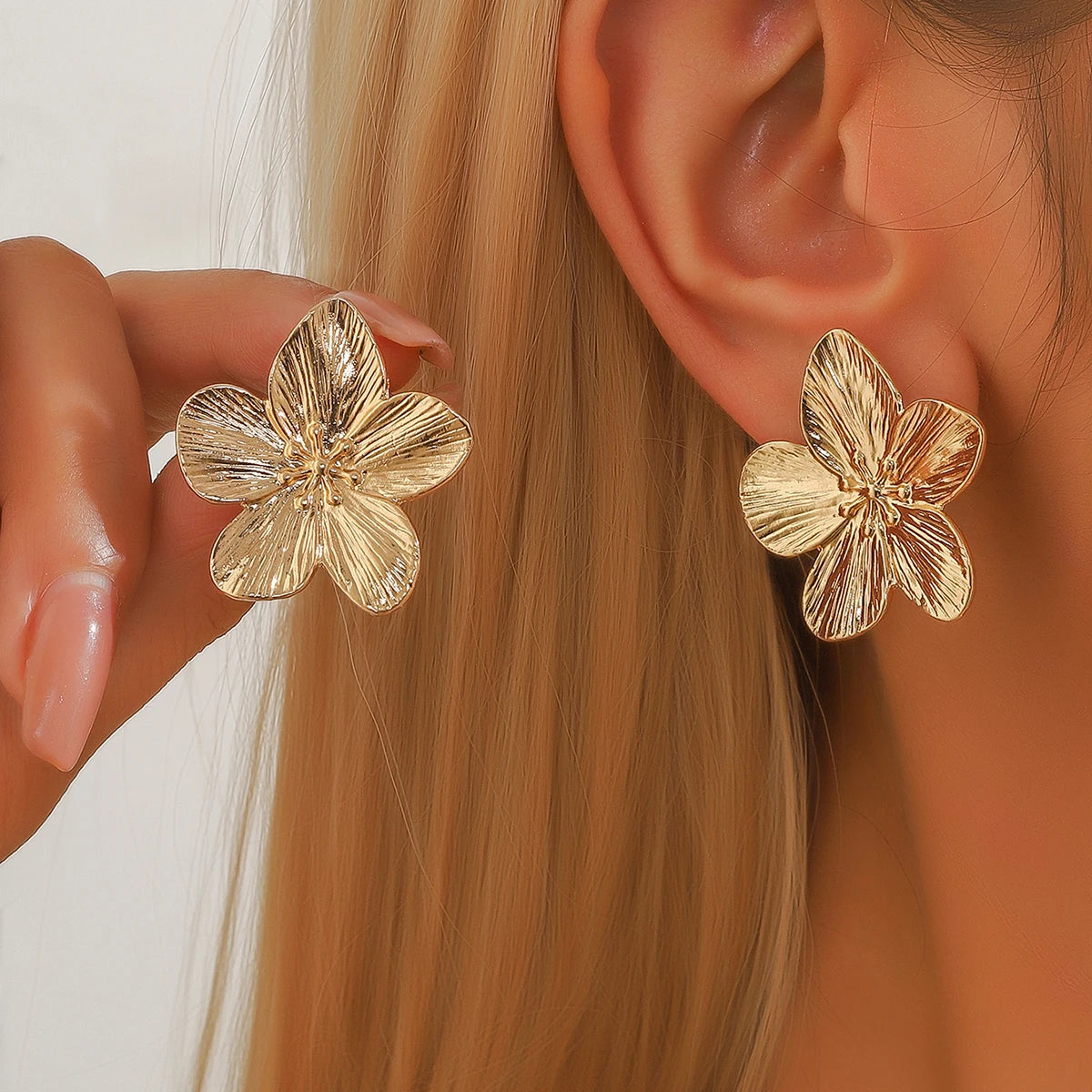 2025 New Fashion Classic Large-flower Electroplated Gold Women's Flower-Shaped Earrings, With a Retro Style, Suitable For Women'