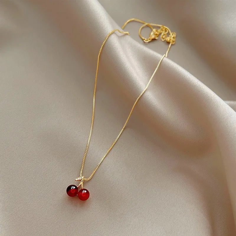 Colliers avec pendentif cerise rouge