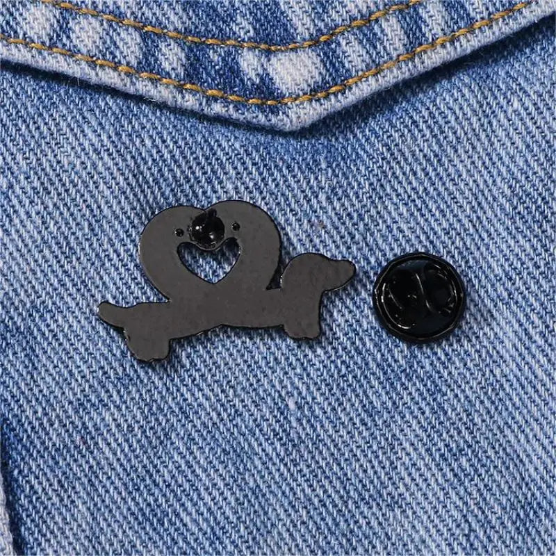 Broche en émail représentant un teckel migno, motif cœur, animal, saucisse, chien, badge, sac à dos, vêtements, chapeau, accessoires