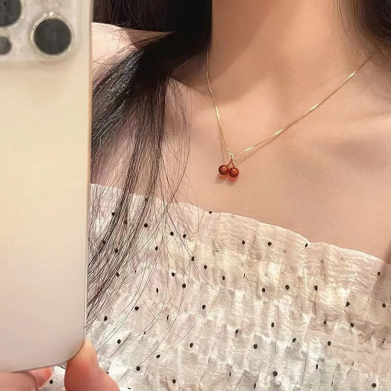 Colliers avec pendentif cerise rouge