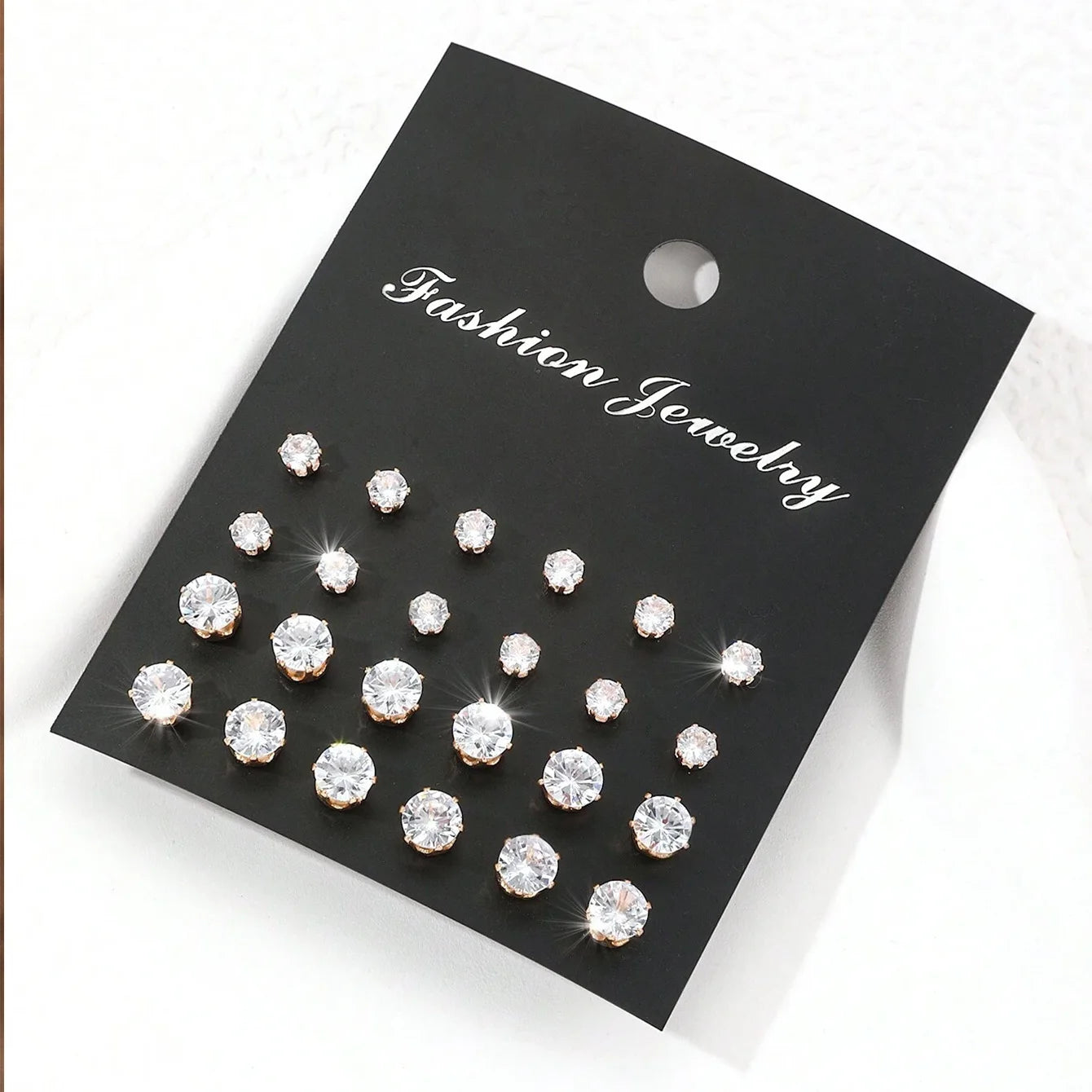 12 paires de boucles d'oreilles en zircone luxueuses