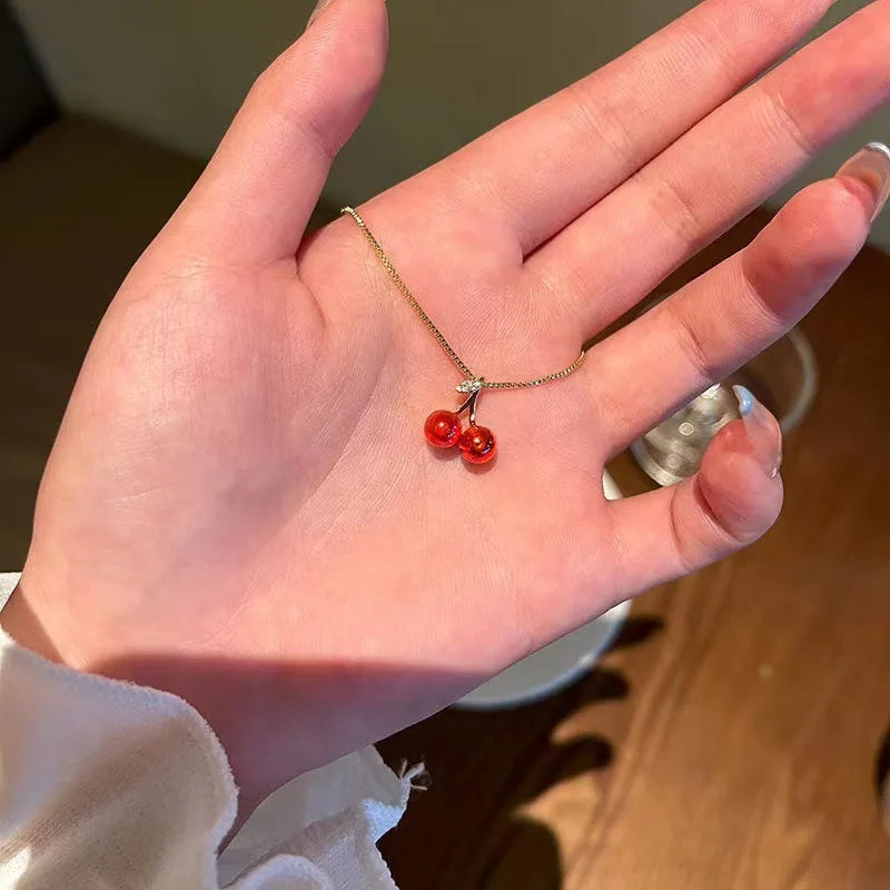 Colliers avec pendentif cerise rouge