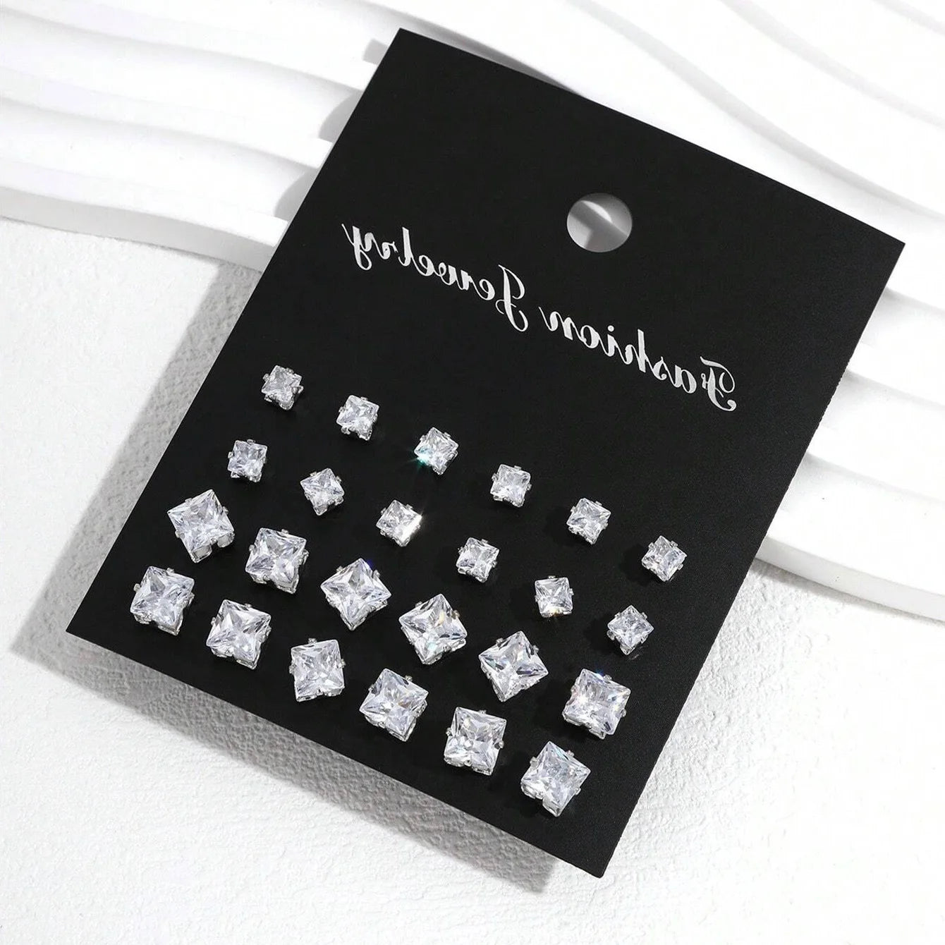 12 paires de boucles d'oreilles en zircone luxueuses