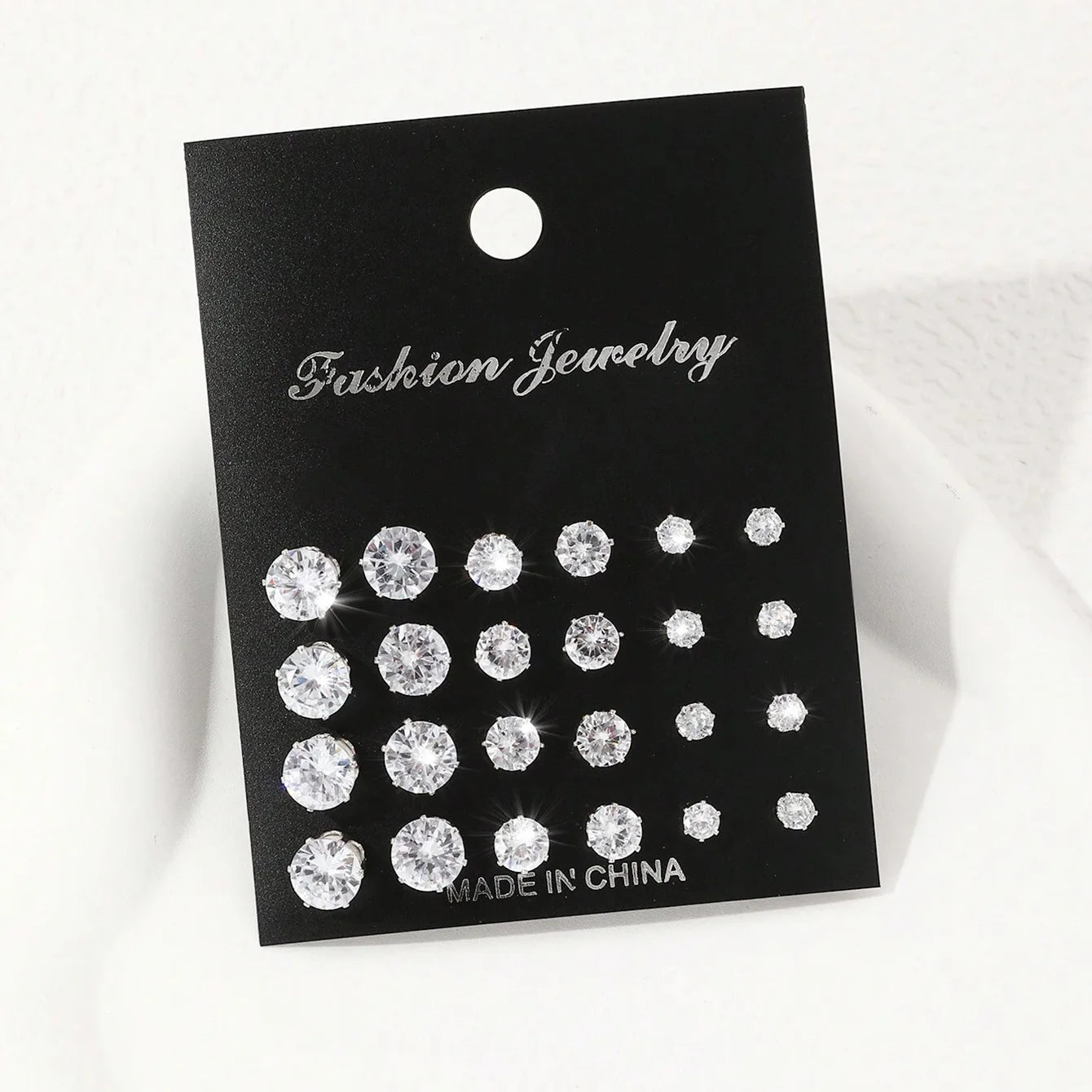 12 paires de boucles d'oreilles en zircone luxueuses