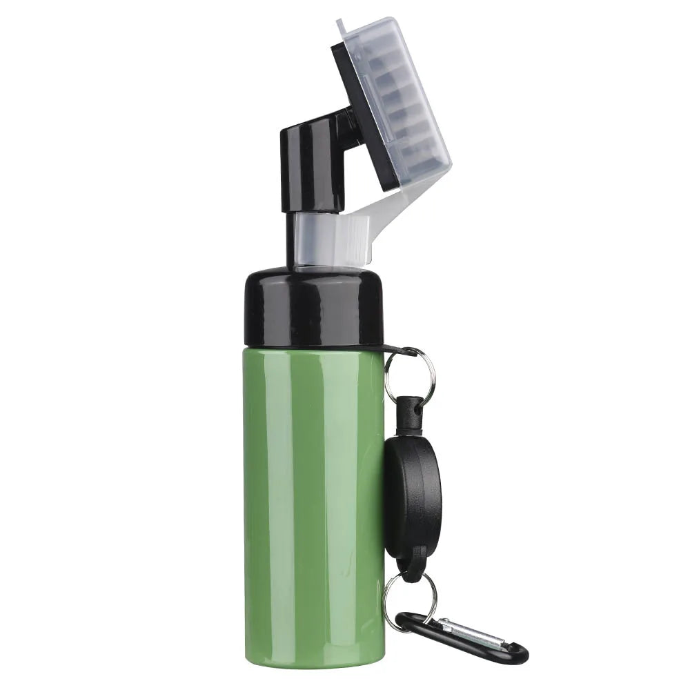 Brosse de nettoyage pour club de golf Kaiersn avec tube à rainures et réservoir étanche. Bouteille compressible pour un nettoyage facile.