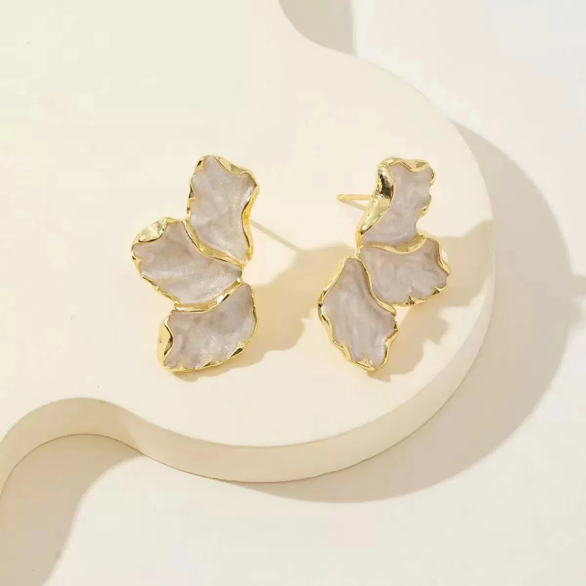 2025 New Fashion Classic Large-flower Electroplated Gold Women's Flower-Shaped Earrings, With a Retro Style, Suitable For Women'