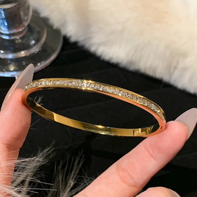 Bracelet en acier inoxydable et titane, plaqué or et zircons incrustés