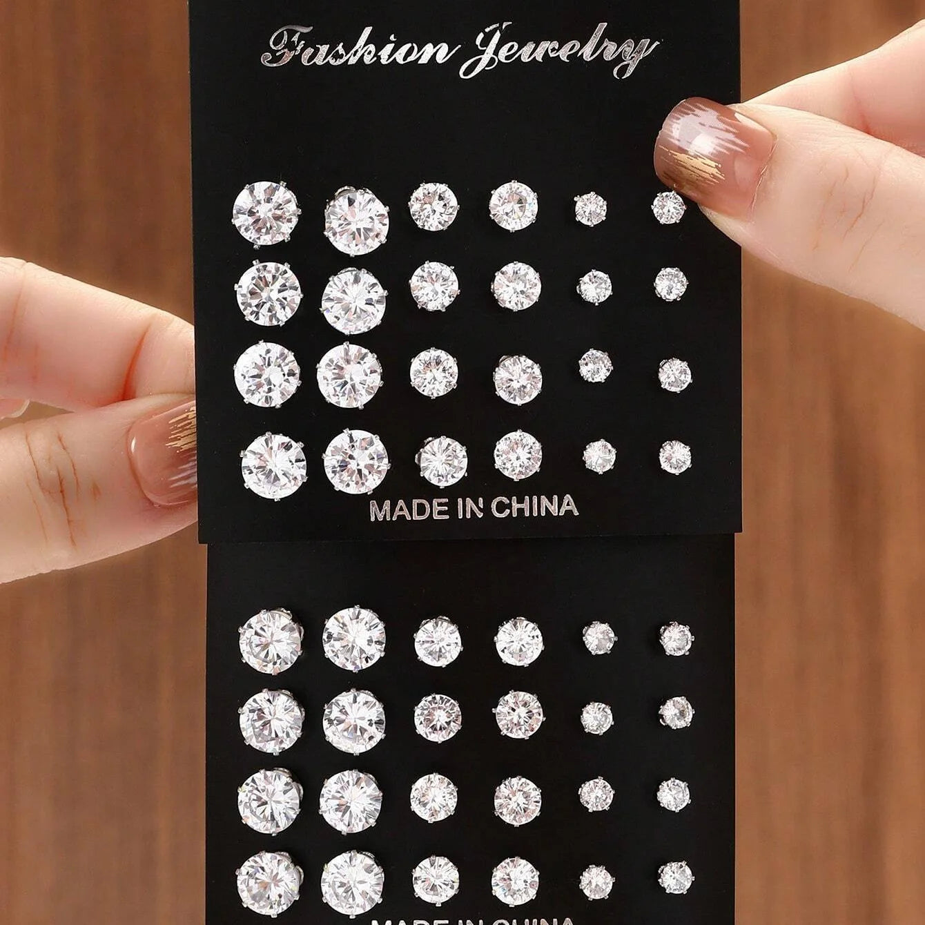 12 paires de boucles d'oreilles en zircone luxueuses