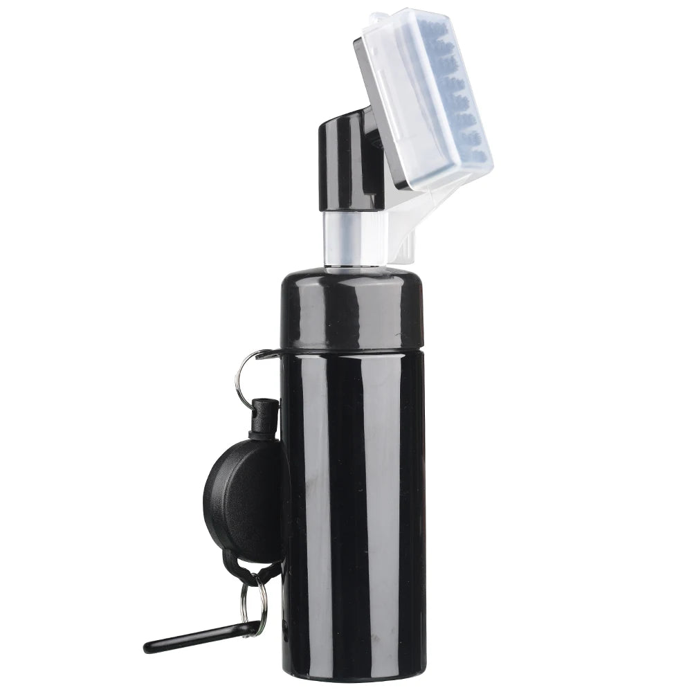 Brosse de nettoyage pour club de golf Kaiersn avec tube à rainures et réservoir étanche. Bouteille compressible pour un nettoyage facile.