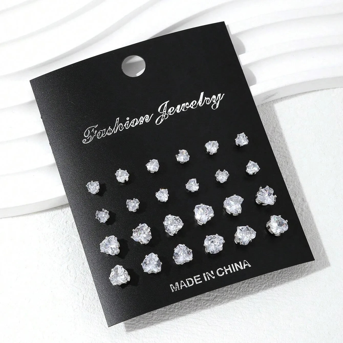 12 paires de boucles d'oreilles en zircone luxueuses