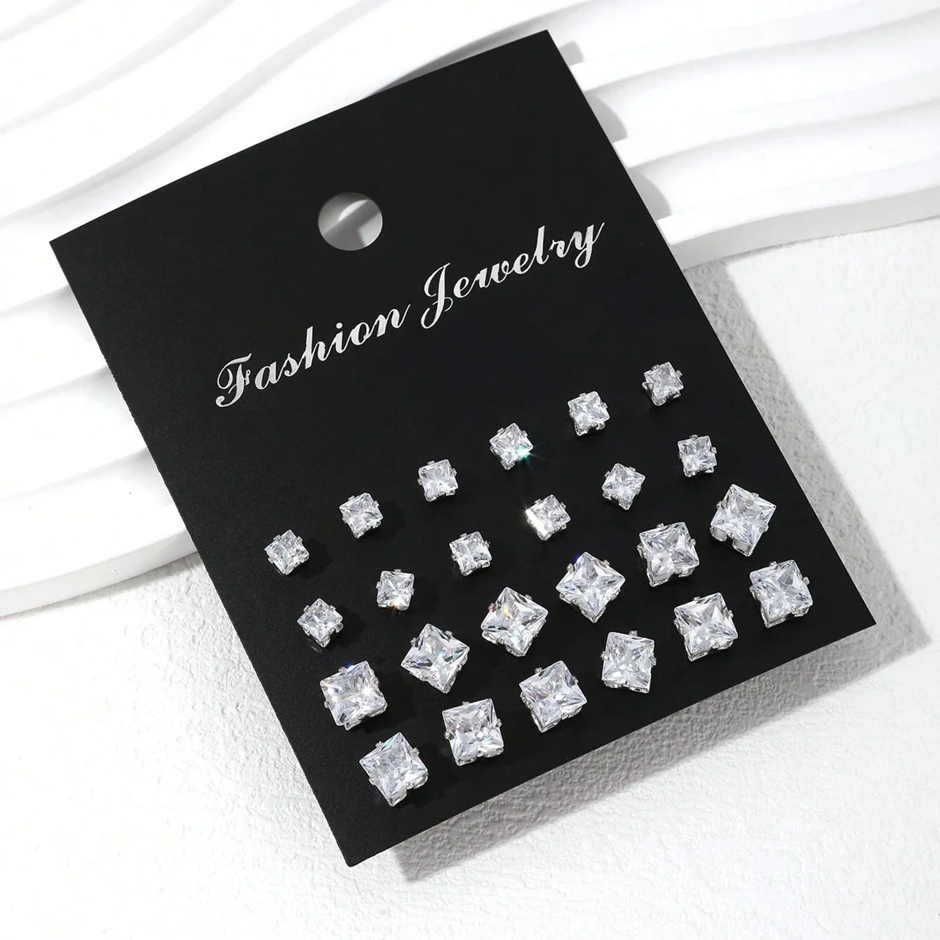 12 paires de boucles d'oreilles en zircone luxueuses