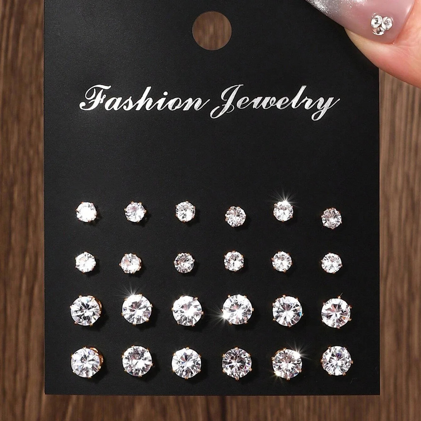 12 paires de boucles d'oreilles en zircone luxueuses