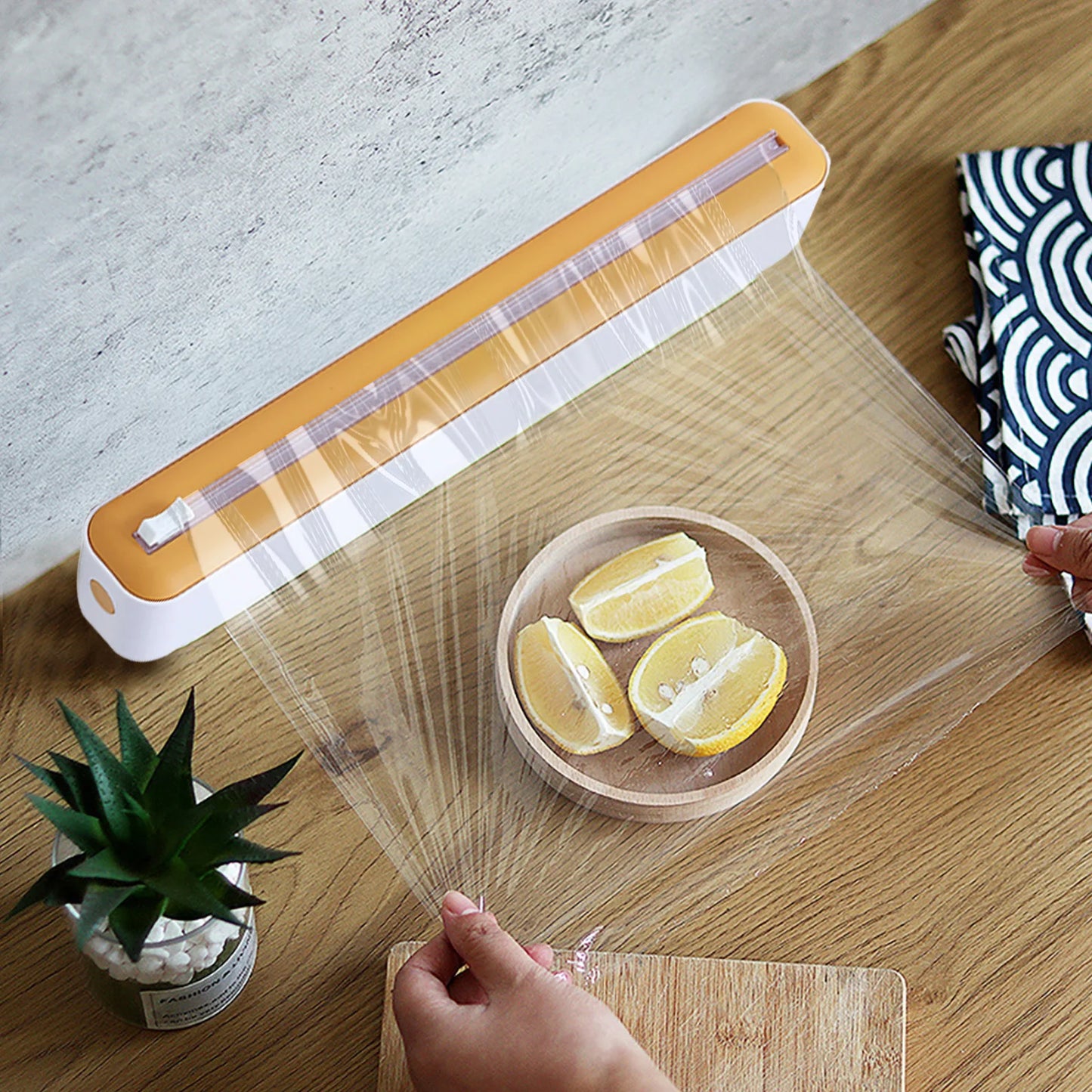 Kitchen Disposable Cling Film Cutter, Point Breaking Household Food Special Cutting Box, Suction Refrigerator Artifact