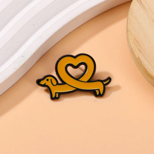 Broche en émail représentant un teckel migno, motif cœur, animal, saucisse, chien, badge, sac à dos, vêtements, chapeau, accessoires